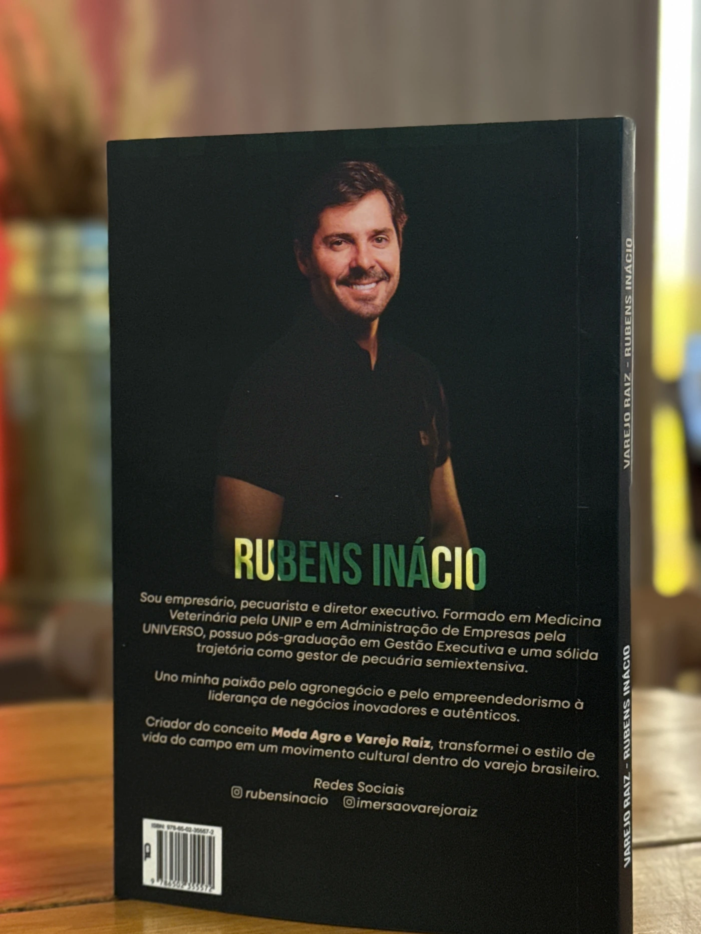 Contracapa do livro, com a foto de Rubens Inácio